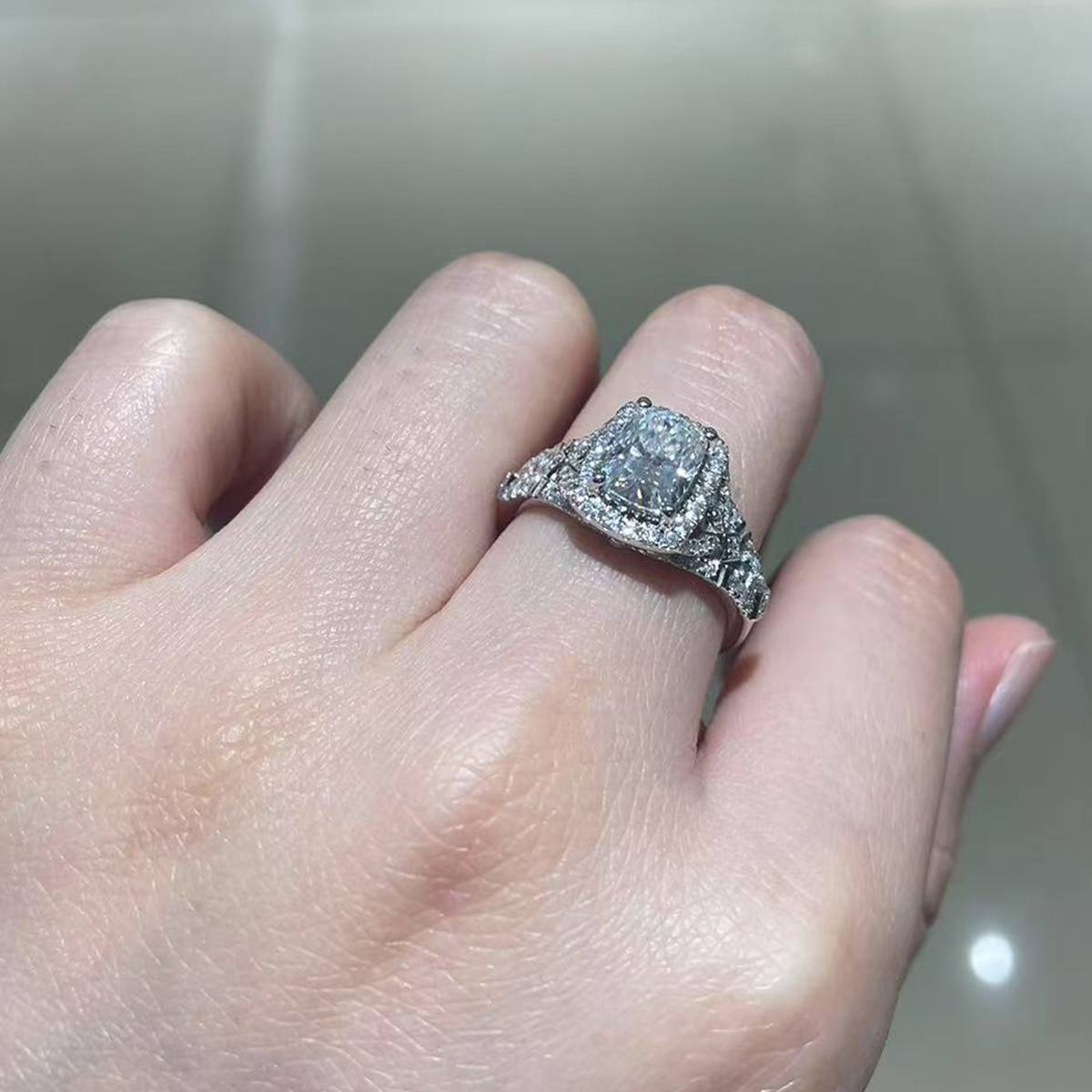圆包枕形女戒S925银镀白金定制选款主石莫桑钻2.0ct/副石高碳钻